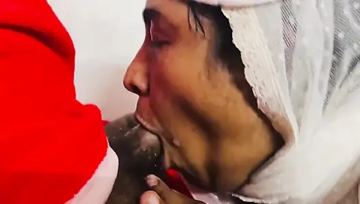 Мусульманская индийская девушка в хиджабе и Санта Рождественский специальный минет с глубокой глоткой с давкой спермой в рот