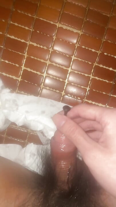 Orgasmul de prostată al bărbatului asiatic, penisul său mic nu îl mai poate ține și geme