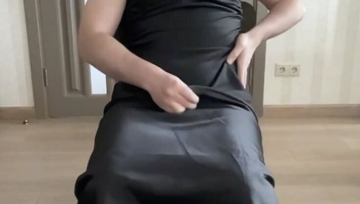 Schwarzer Satin, Maxi, langes Fetisch, schwarzes Kleid auf Transvestiten-Sissy-Cuckold-BDSM-Homosexuelles Wichsen in einem Seidenoutfit