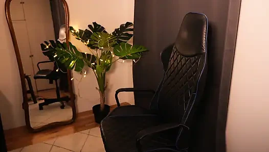 She sucks a dildo with her soft lips