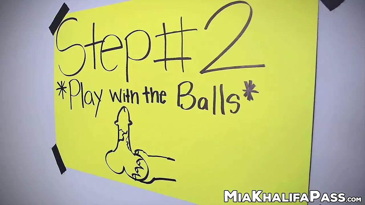 Bintang lucah Arab yang cantik Mia Khalifa menghisap batang dengan kawan