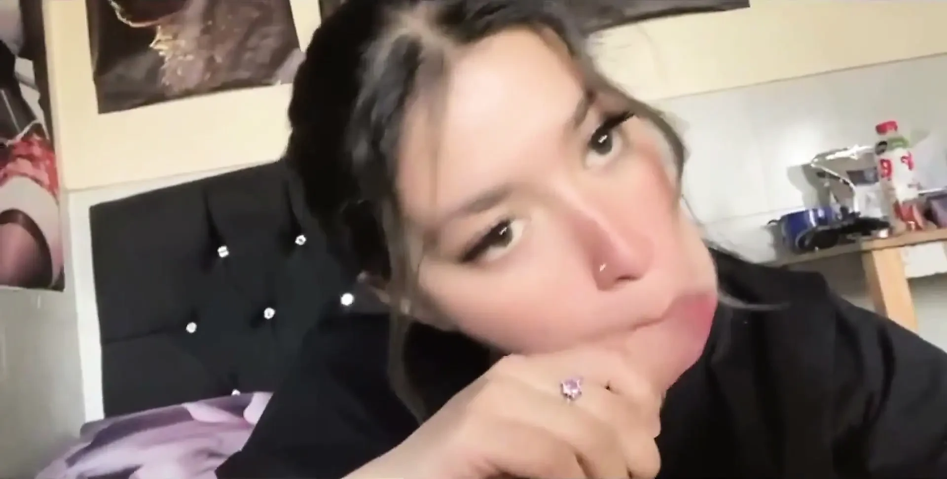 我妻子的继女吮吸我的鸡巴, 直到我射精, 当她妈妈离开家上班!