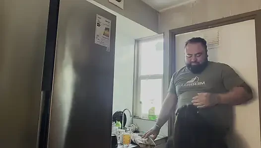 Ich wollte von meinem stiefvater gefickt werden, während er seine tasse wäscht