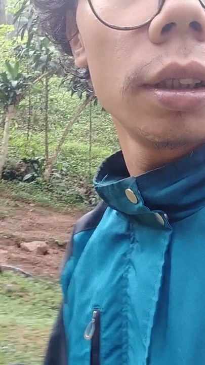 Walking to natural tourist attractions peeing in public toilets | Clip 2