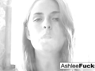 Bystig Ashlee Graham röker medan hon visar upp sina naturliga bröst