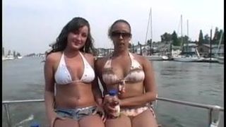Jóvenes adolescentes amateurs se ponen traviesos juntos en un barco