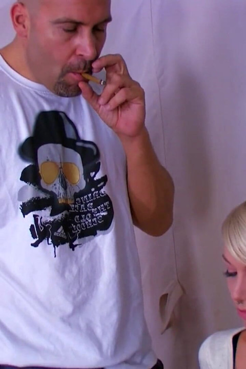 害羞的女孩变成了肛门怪胎