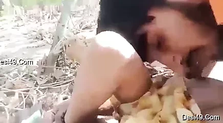 与印度处女女孩在户外做爱