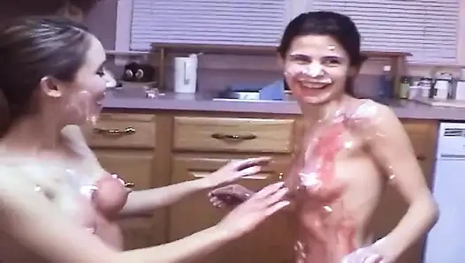 Islak mutfak hatunları her yere krem şanti ve sos damlatıyor