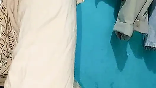 Istri hot dengan kontol kecil ini lagi asik dientot habis-habisan sama kontol besar