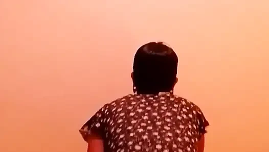 Aku lagi asik muasin memekku pakai mainan seks favoritku!