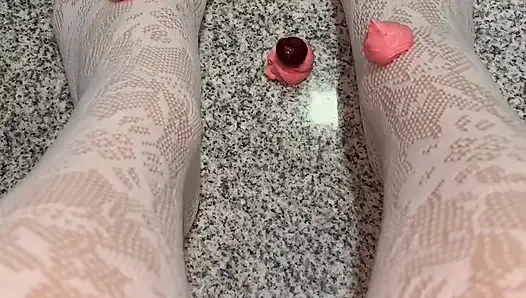 Beyaz çoraplı bacaklarımla krem şantiyle oynuyorum