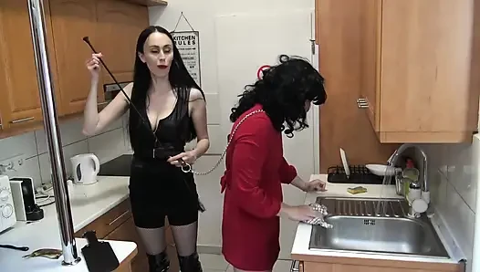 Nyonya Gotik Raksasa Membesarkan Gadis Kecilnya Untuk Membersihkan!
