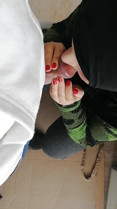 Meu marido está no topo do apartamento, e meu amante está me fodendo lá embaixo em um porão frio.