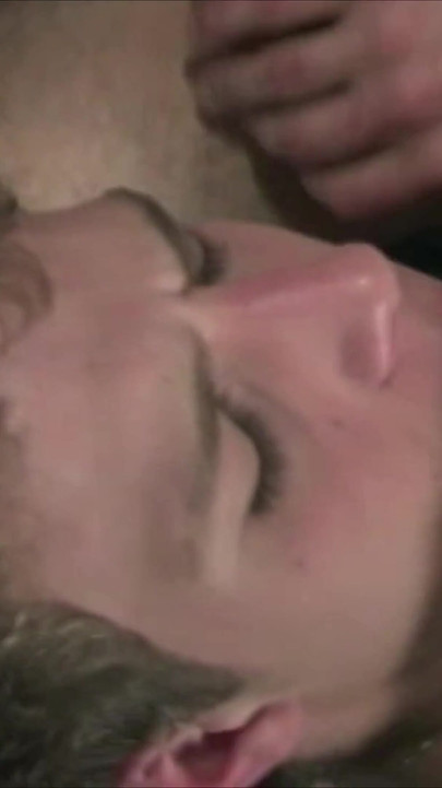 Staxus：足交和喷出场景!