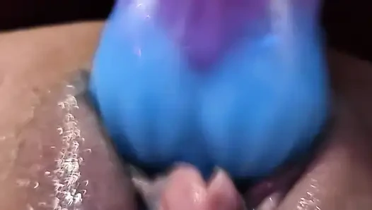 Gevşek amcıklı fahişe makineyle sikiliyor