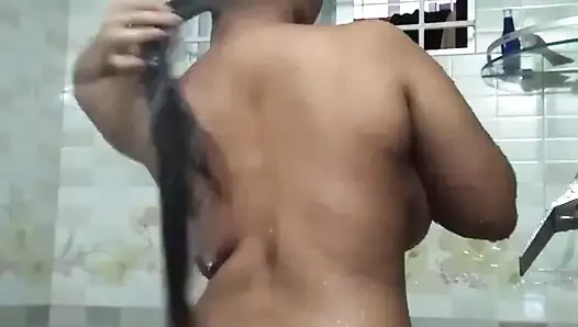 Desi mädchen mit dicken möpsen duscht