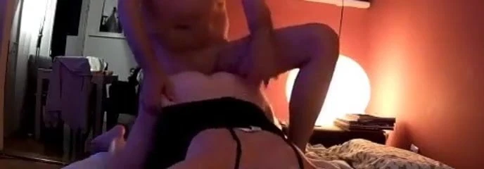 人妻被后入式性交，直到她几乎射精