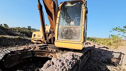 Irresponsible Operator Abandons Work to Engage in Transactions Inside a Machine During Working Hours