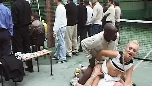 Французскую крошку-теннисистку трахнули двойным межполитом в тройничке