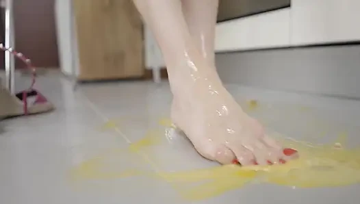 Tante seksi rambut pirang yang lagi bosan ini menginjak-injak kakinya dengan kaki yang aduhai - fetish kaki!