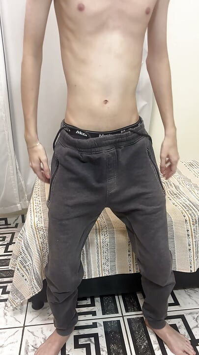 Skinny twink showign his big dick ans masturbating it