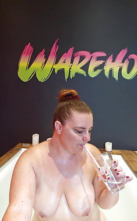 spust dołącz do mnie w wannie w Warehouse-X! Mam zabawki! Przyprowadzę mój tyłek, jeśli cię przyprowadzisz