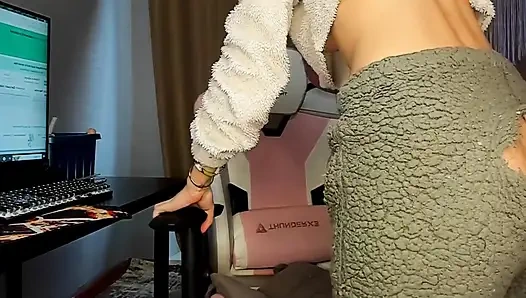 Biz porno izlerken pijama pantolonumu yırttı ve beni domaltarak sikti