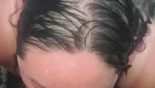 Kencing di kamar mandi