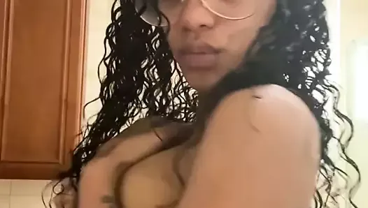 Fille bizarre avec des lunettes en solo