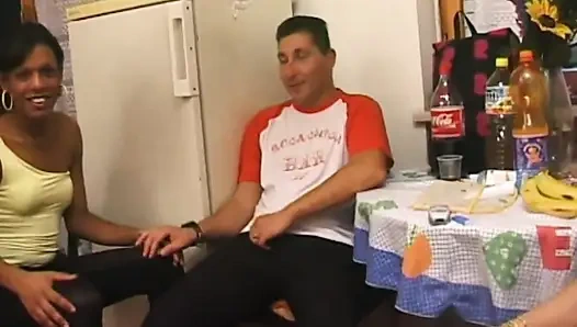 Üniversite arkadaşım üvey annem çok müsait bir sürtük, her seferinde hepimizle sikişmek istiyor