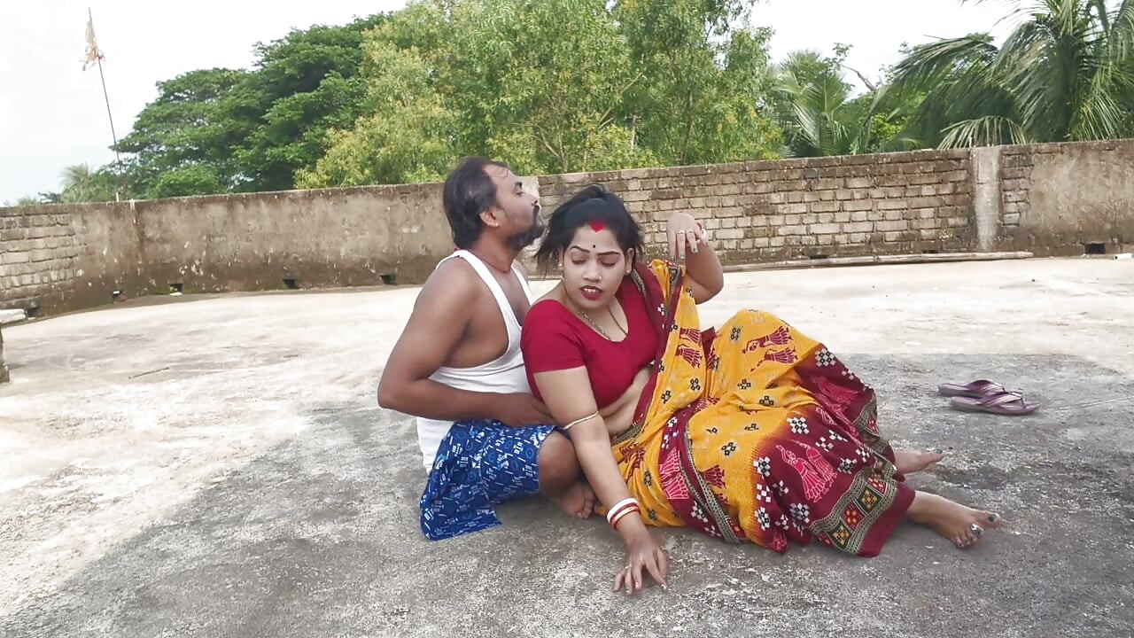 Seorang bhabhi Bengali India yang cantik menikmati seks yang luar biasa di atas bumbung bersama bapa saudaranya, video seks viral terbaik