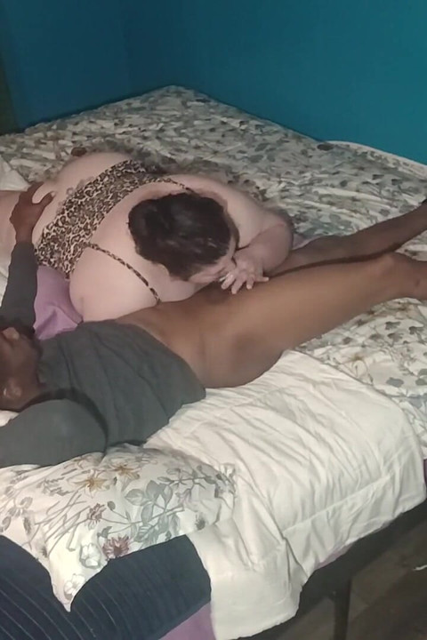 Futai distractiv cu o pulă neagră mare și lungă