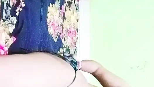 Посмотри, как девушка ублажает свое тело своими руками.