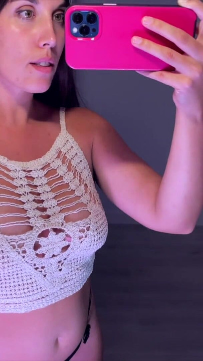Snažan trenutak iz "Tops Try On Haul #03"