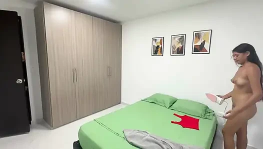 Latino-Mann mit riesigem Schwanz dringt fest in die Muschi eines lateinamerikanischen Mädchens ein, bis er in ihr kommt.