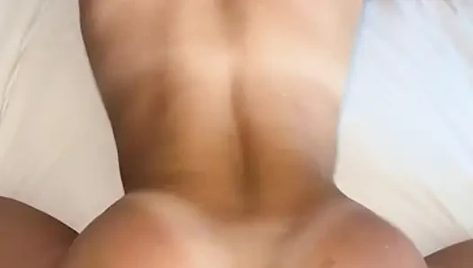 Крошка-брюнетка Katie Kush наслаждается ее шаловливой ванной