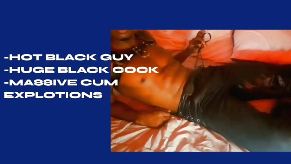 Negro musculoso com um pau enorme fica muito quente, se você quiser ver o vídeo completo ir para o meu Only.