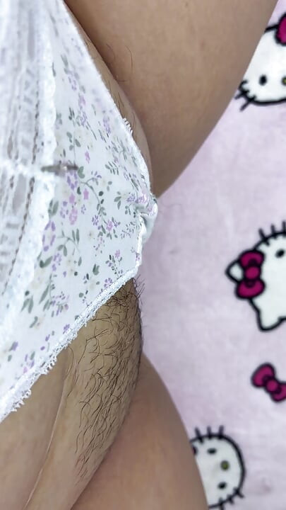أمارس العادة السرية على كسي الكبير المشعر والكبير