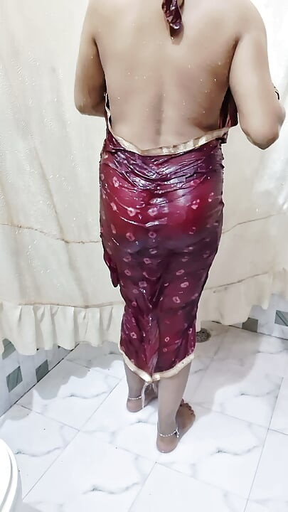 벵골리 바비의 나체 목욕 영상을 보면 자지가 물을 뿜을 것 같다