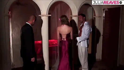 Ateşli orta yaşlı seksi kadın üçlü çifte sikiş - çifte penetrasyon deliklerini sikiyor