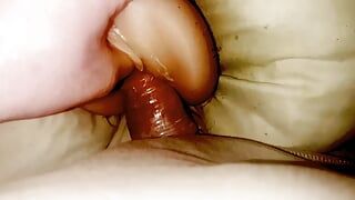 Küçük penis prezervatifle cep amcığını sikiyor