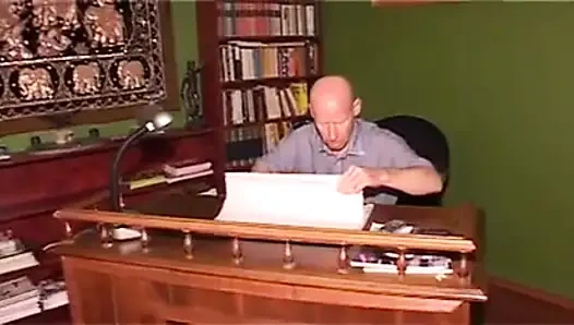 Sarışın orta yaşlı seksi kadın çok ıslak seksin tadını çıkarıyor!