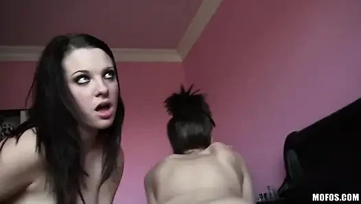 Aku tahu gadis itu - dahlia sky dan brittney banxxx berbagi satu kontol dan merekamnya untuk bersenang-senang