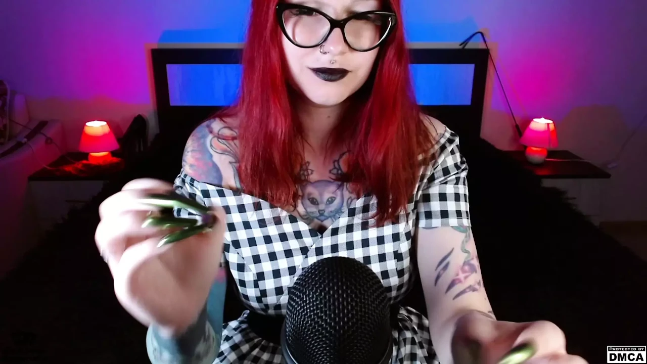Green-metal long nails ASMR cut version