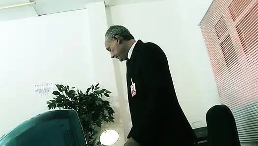 Tombul göçmen memurların yarakları için sığınma istiyor