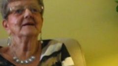80 -jarige oma herinnert zich hete tijden