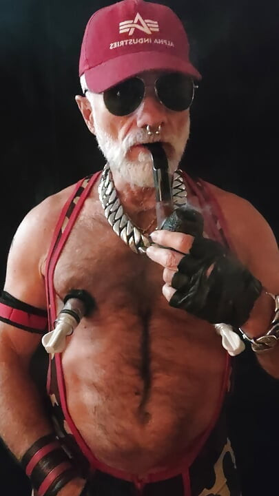 Očuh puši lulu i pumpa bradavice