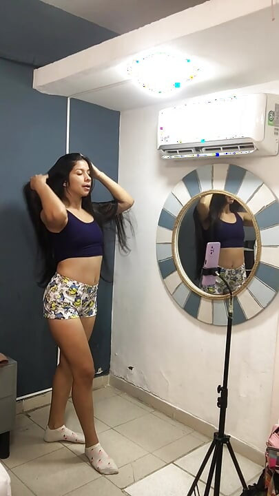 Красива латина дивує свого вітчима своєю великою дупою.