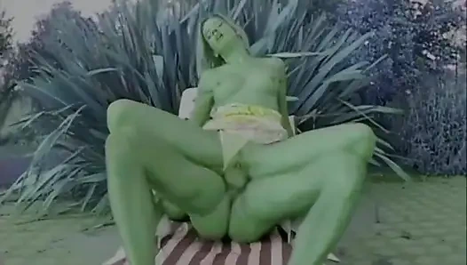 Havuz başında sikişirken onlara bakarak mastürbasyon yapıyor